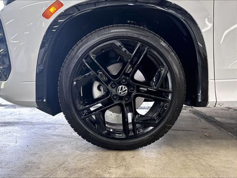 Certified 2026 Volkswagen Tiguan SE R-Line FWD image 33