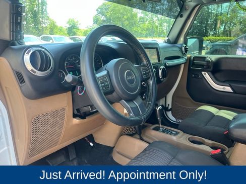 Used 2012 Jeep Wrangler Unlimited Sahara w/ Connectivity Group AWD/4WD image 9