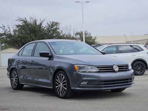 Used 2016 Volkswagen Jetta Sport image 3