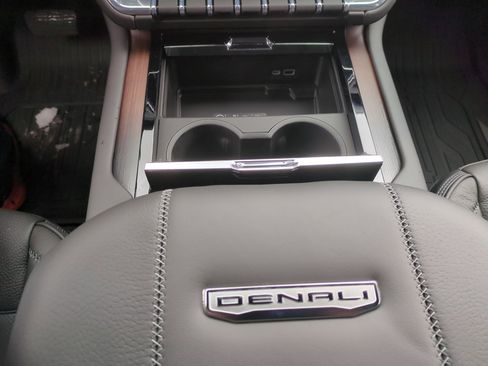 New 2026 GMC Yukon XL Denali w/ Sun & Power Step Package AWD/4WD image 13