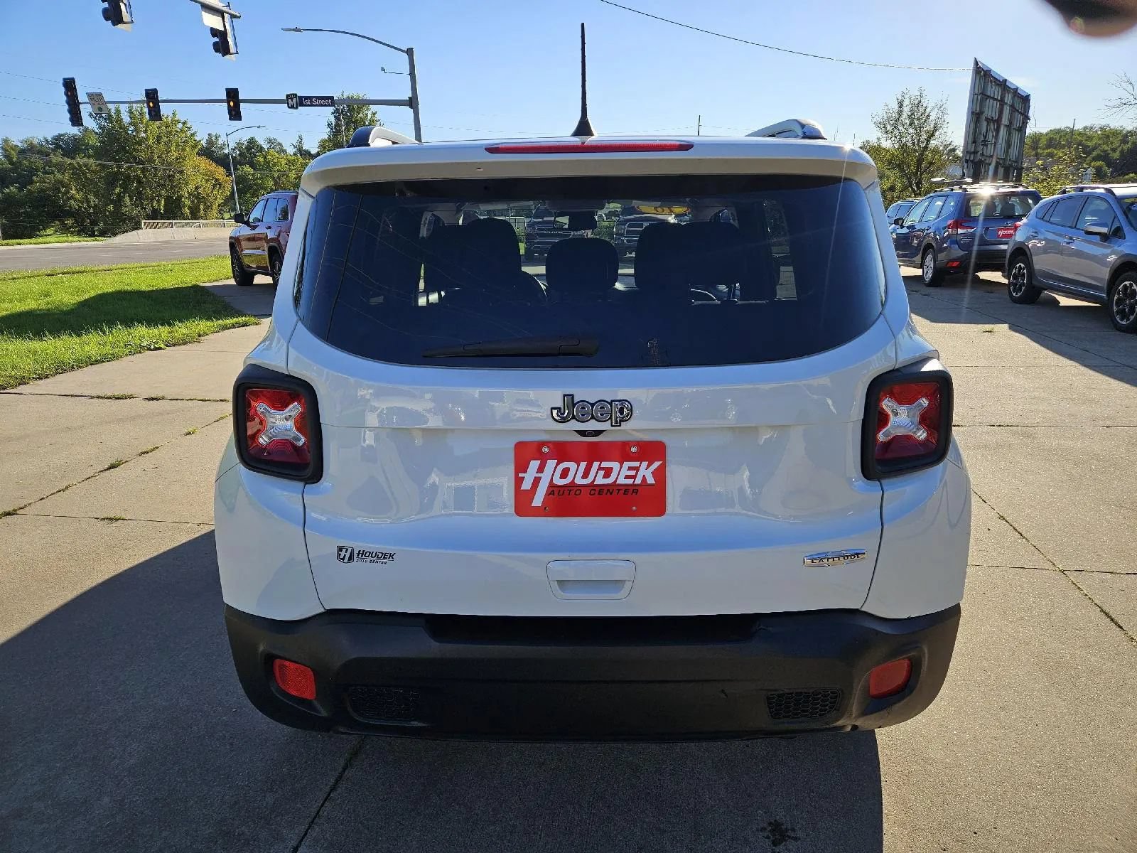 Used 2018 Jeep Renegade Latitude w/ Cold Weather Group FWD image 6