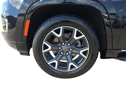 Used 2023 Jeep Wagoneer L Series III RWD image 30