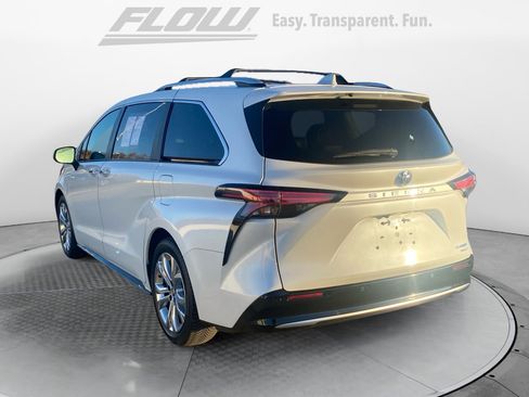 Used 2023 Toyota Sienna Platinum image 6