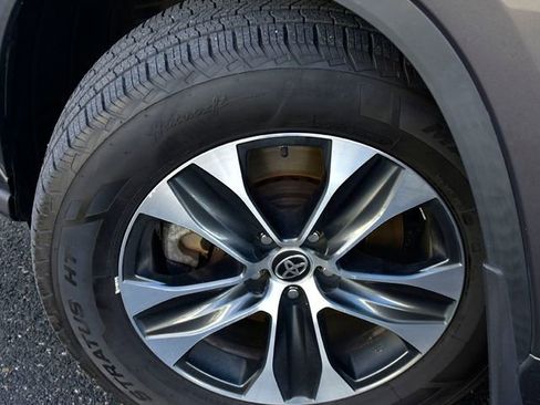 Certified 2021 Toyota Highlander XLE image 35