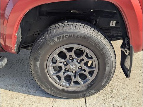 Used 2018 Toyota Tacoma SR5 AWD/4WD image 16