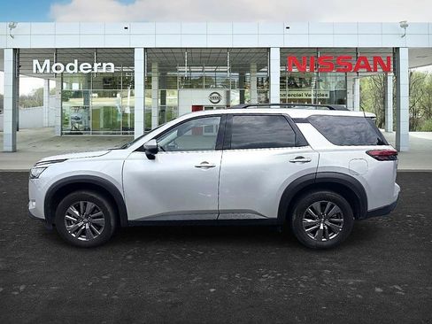 Certified 2024 Nissan Pathfinder SV FWD image 2