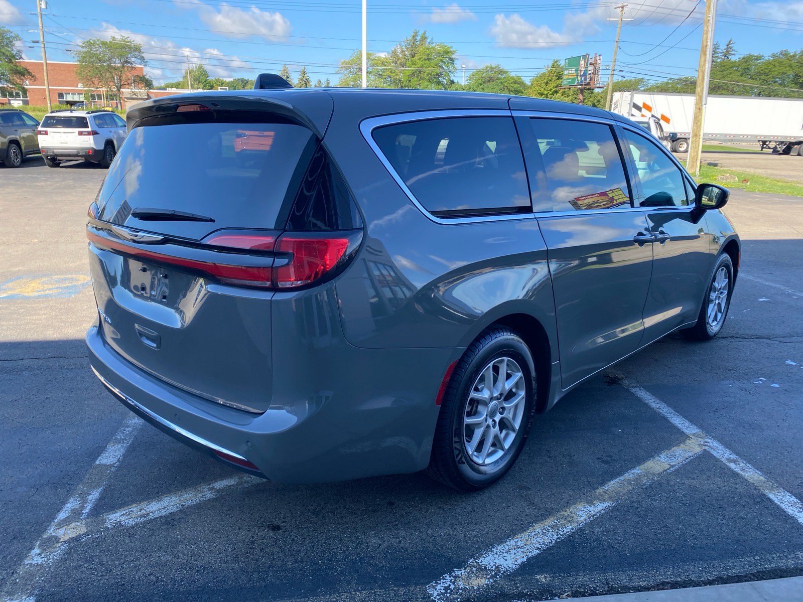 Used 2025 Chrysler Pacifica Select FWD image 5