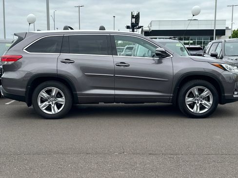 Used 2017 Toyota Highlander Limited AWD/4WD image 3