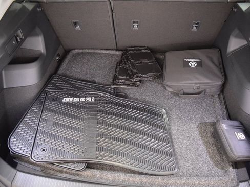 New 2025 Volkswagen Tiguan SE image 10