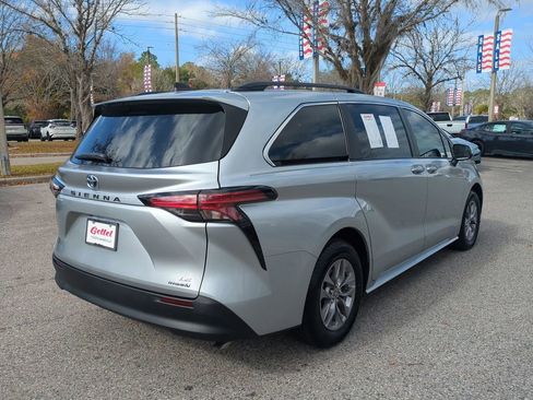 Used 2021 Toyota Sienna LE image 5