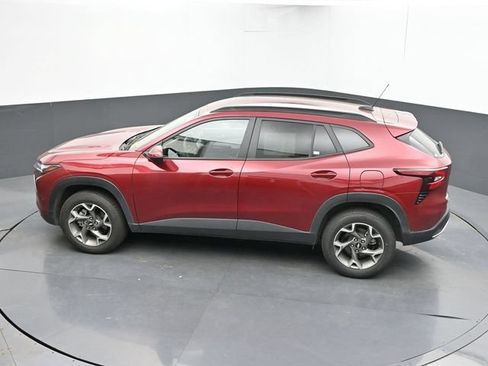 Used 2025 Chevrolet Trax LT FWD image 19
