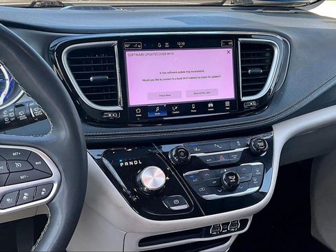 Used 2023 Chrysler Pacifica Touring-L FWD image 6
