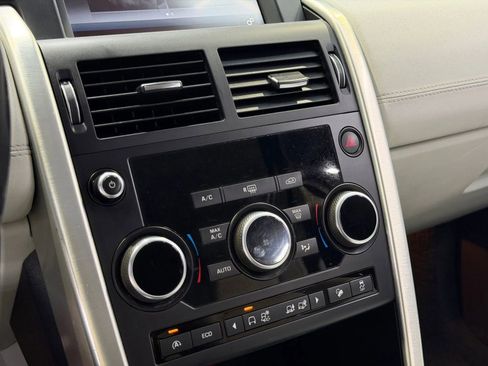 Used 2017 Land Rover Discovery Sport SE image 16