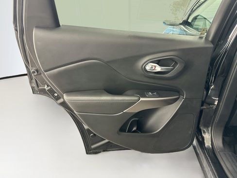 Used 2019 Jeep Cherokee Limited AWD/4WD image 28