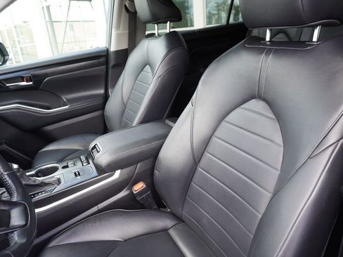 Used 2022 Toyota Highlander XLE image 32