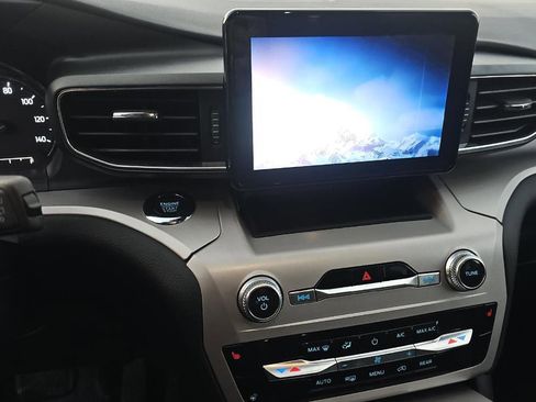 Used 2023 Ford Explorer XLT w/ Equipment Group 202A image 5