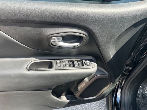 Used 2023 Jeep Renegade Latitude AWD/4WD image 12