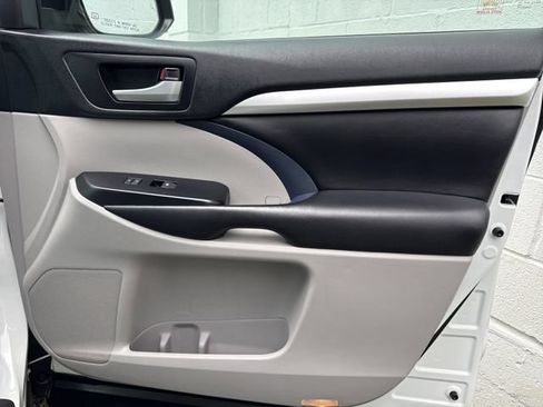 Used 2019 Toyota Highlander XLE AWD/4WD image 26