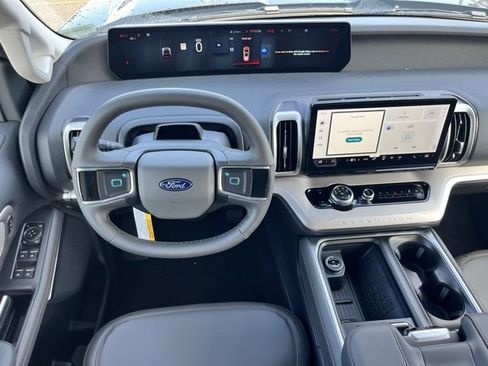 New 2025 Ford Expedition Active image 10