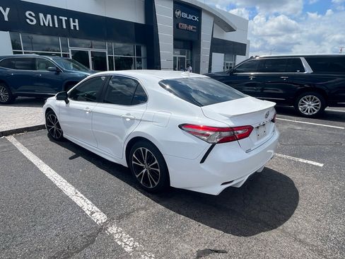 Used 2019 Toyota Camry SE FWD image 4