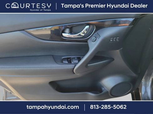 Used 2019 Nissan Rogue SL w/ Premium Package image 16