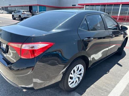 Used 2018 Toyota Corolla LE FWD image 2