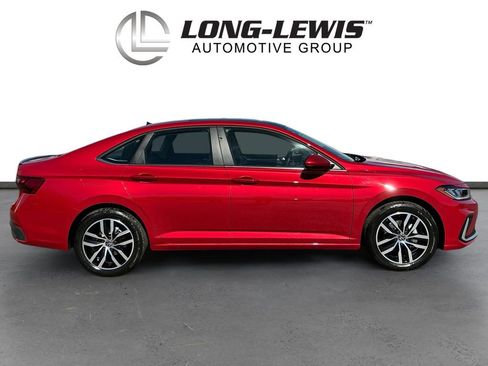 Used 2025 Volkswagen Jetta SE w/ Sunroof Package image 8