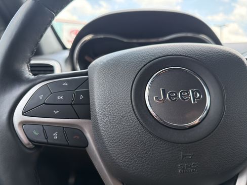 Used 2021 Jeep Grand Cherokee Laredo X RWD image 9