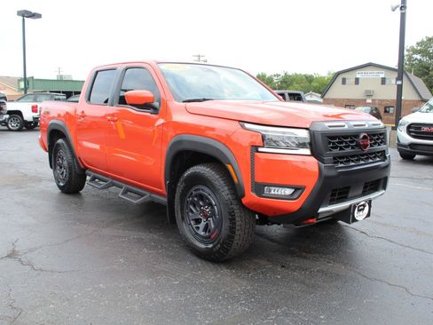 Used 2025 Nissan Frontier PRO-4X AWD/4WD image 3