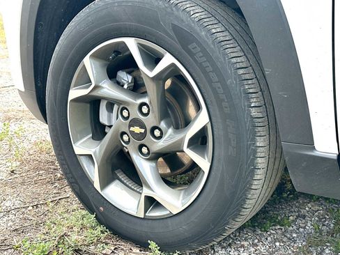 Used 2025 Chevrolet Trax LT w/ LT Convenience Package image 6