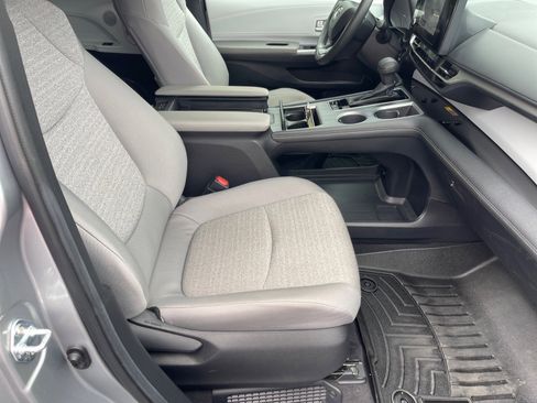 Used 2025 Toyota Sienna LE w/ LE Plus Package FWD image 19