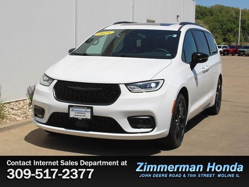 Used 2025 Chrysler Pacifica Limited FWD image 26