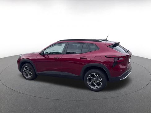 Used 2025 Chevrolet Trax LT FWD image 9
