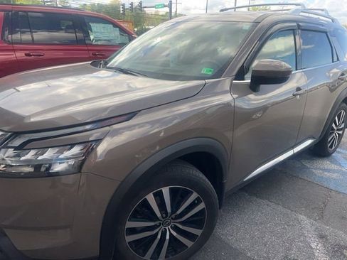 Used 2024 Nissan Pathfinder Platinum image 1