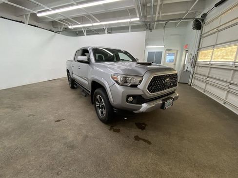 Used 2018 Toyota Tacoma TRD Sport image 8