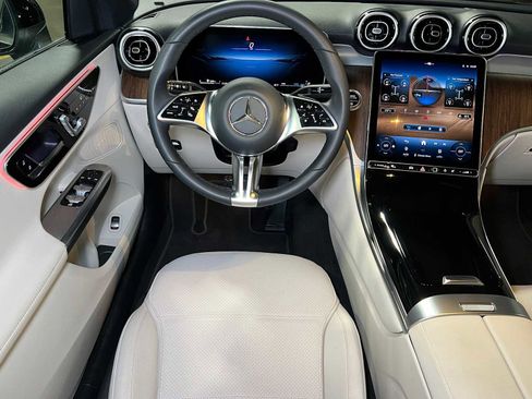 Used 2025 Mercedes-Benz GLC 300 4MATIC image 41