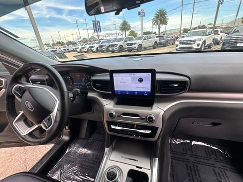 Used 2023 Ford Explorer XLT w/ Equipment Group 202A AWD/4WD image 19