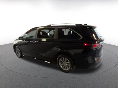Used 2025 Toyota Sienna XLE image 11