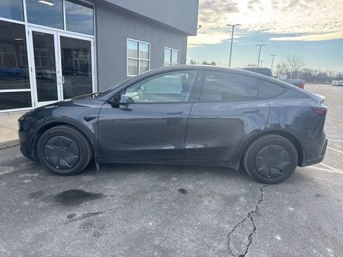 Used 2026 Tesla Model Y 2WD image 3