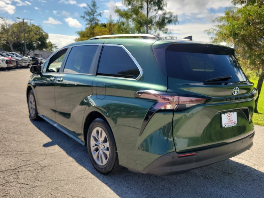 Used 2023 Toyota Sienna XLE FWD image 6