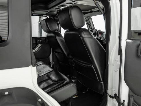 Used 2015 Jeep Wrangler Unlimited Rubicon w/ Connectivity Group AWD/4WD image 40