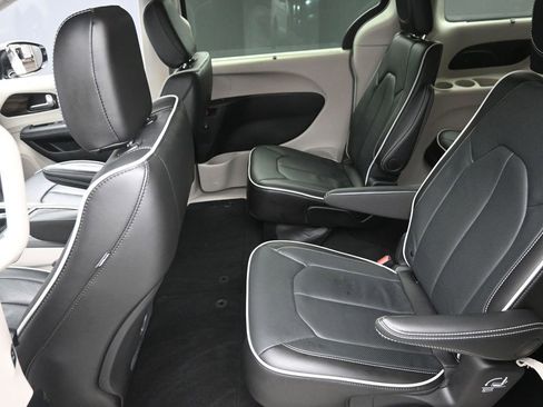 Used 2024 Chrysler Pacifica Limited AWD/4WD image 11