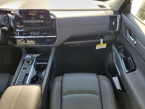 New 2025 Nissan Pathfinder SL image 15