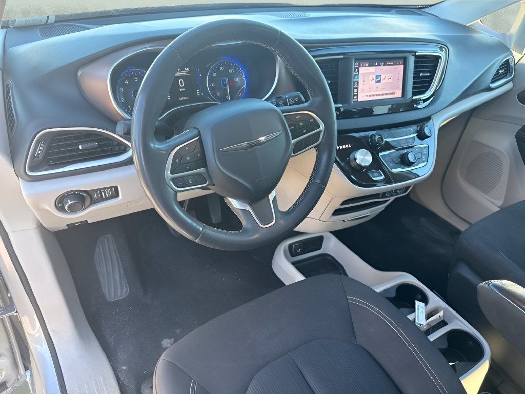 Used 2023 Chrysler Voyager LX FWD image 9