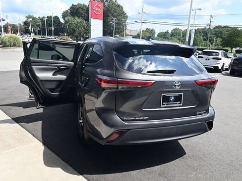 Used 2022 Toyota Highlander XLE AWD/4WD image 37