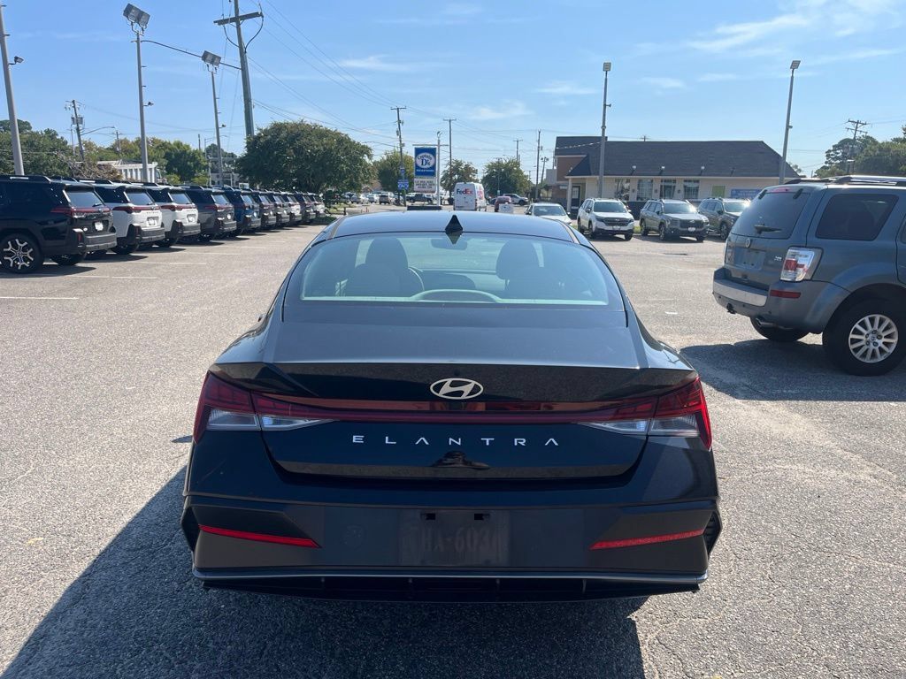 Used 2025 Hyundai Elantra SEL FWD image 5