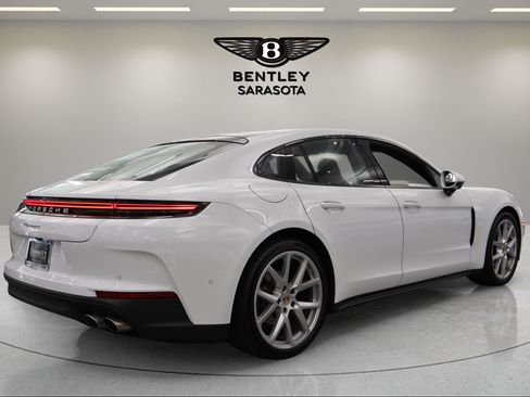 Used 2024 Porsche Panamera image 9