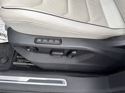 Used 2018 Volkswagen Tiguan SEL Premium image 17