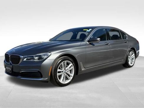 Used 2019 BMW 750i xDrive w/ Executive Package image 3