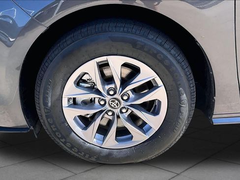 Used 2025 Toyota Sienna XLE FWD image 11